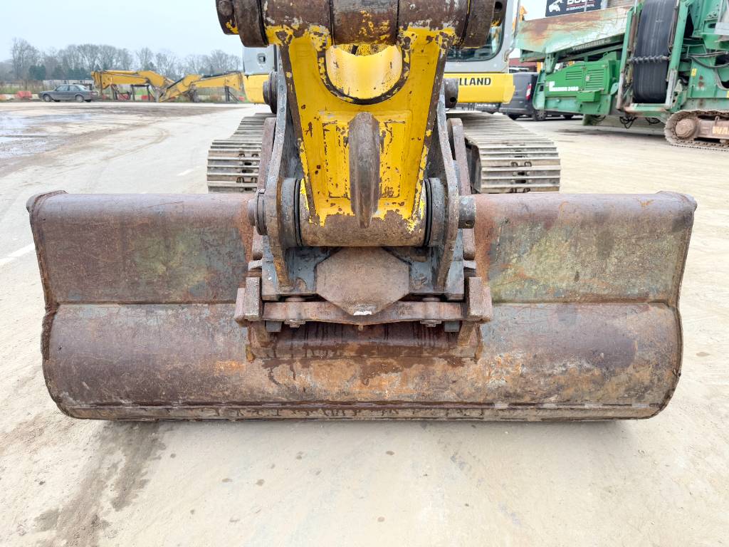 New Holland Kobelco E225BSR LC - Quick Coupler / Hammer Lines