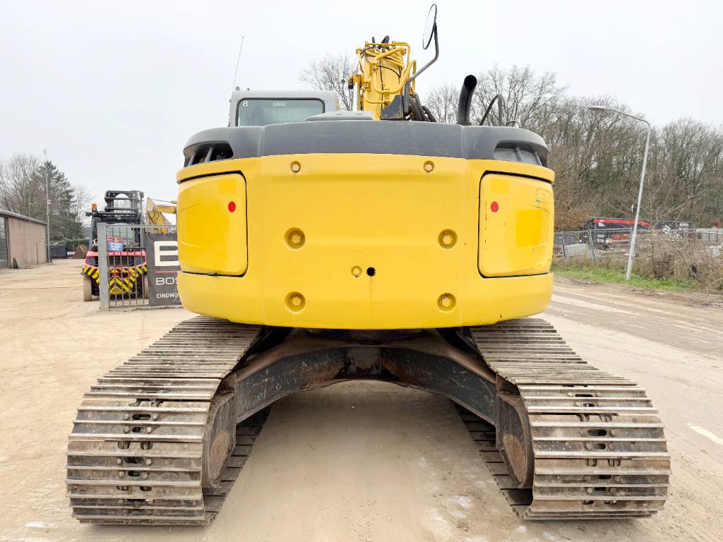 New Holland Kobelco E225BSR LC - Quick Coupler / Hammer Lines