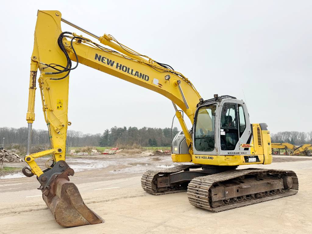 New Holland Kobelco E225BSR LC - Quick Coupler / Hammer Lines