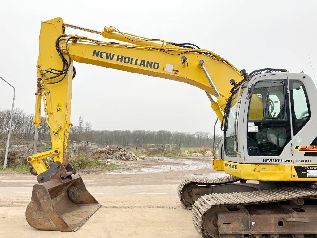 New Holland Kobelco E225BSR LC - Quick Coupler / Hammer Lines