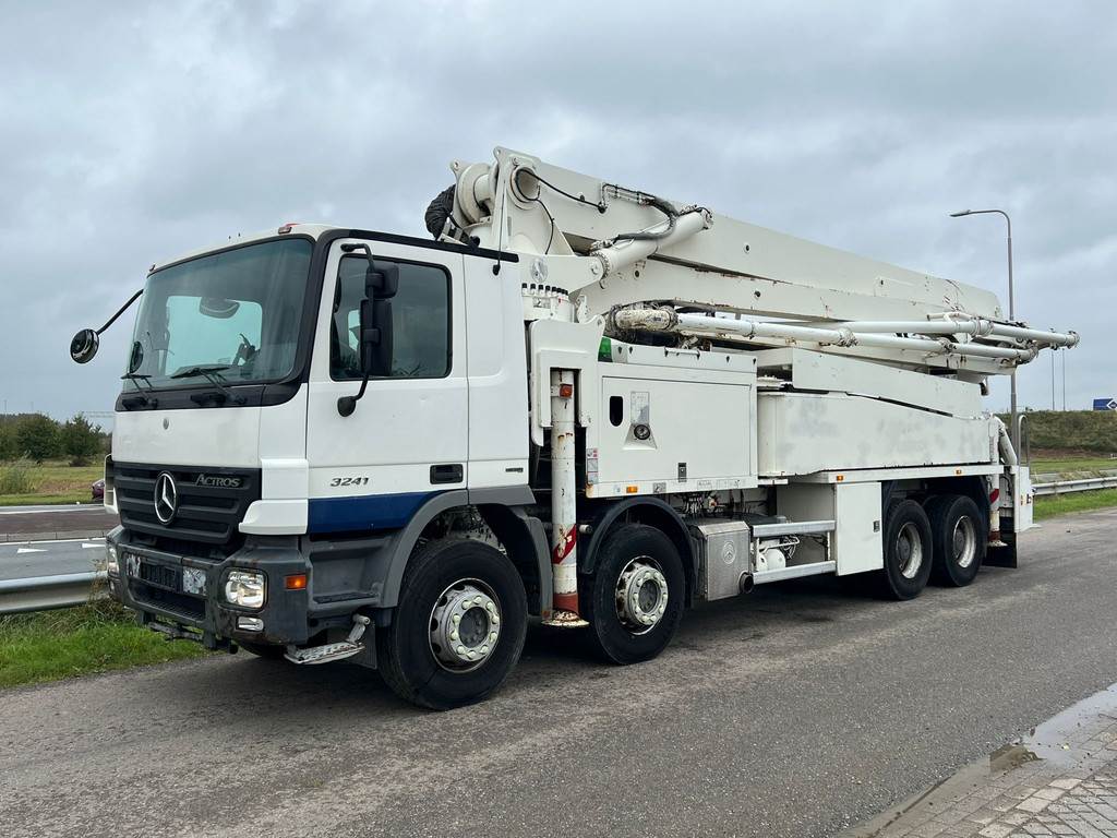 Mercedes-Benz Actros 3241 8x4/4 with Putzmeister BSF42-4 16 42m