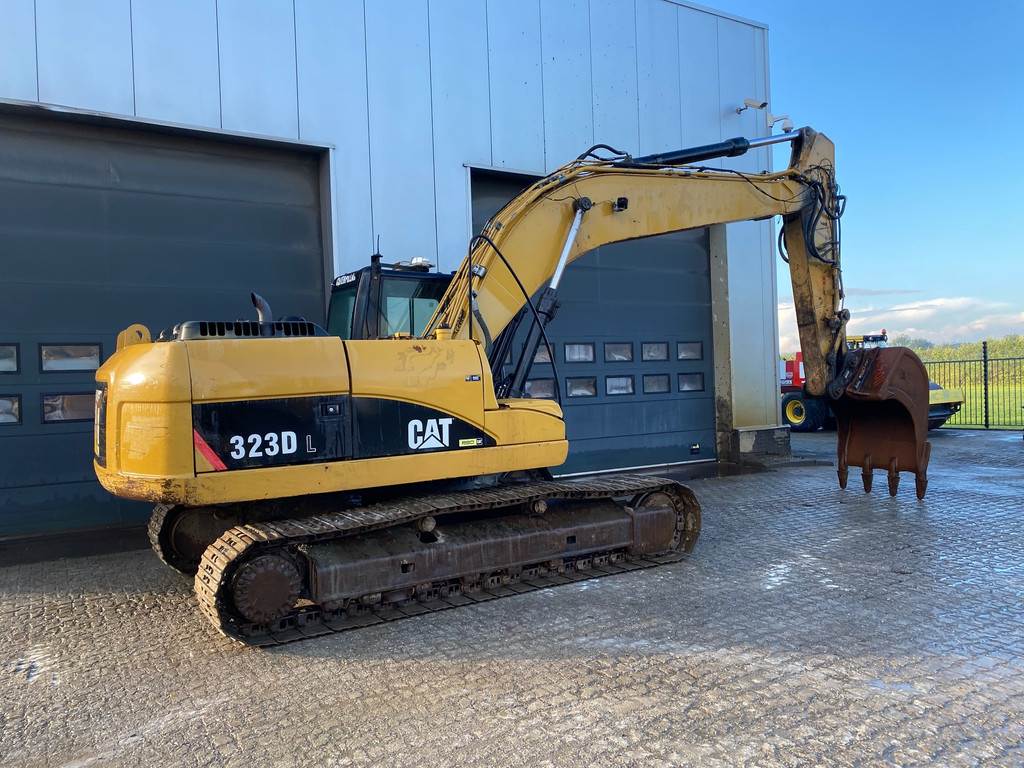 CAT 323DL - CE certified / Hydraulic Q/C / hammerlines