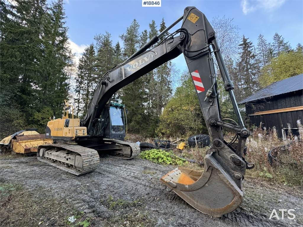 Volvo EC210CL Tracked excavator w/ tilt and 2 buckets WA