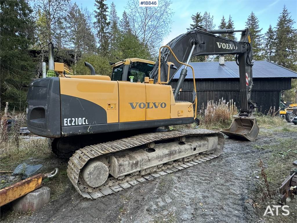 Volvo EC210CL Tracked excavator w/ tilt and 2 buckets WA