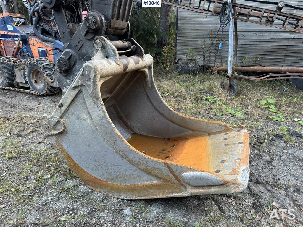 Volvo EC210CL Tracked excavator w/ tilt and 2 buckets WA