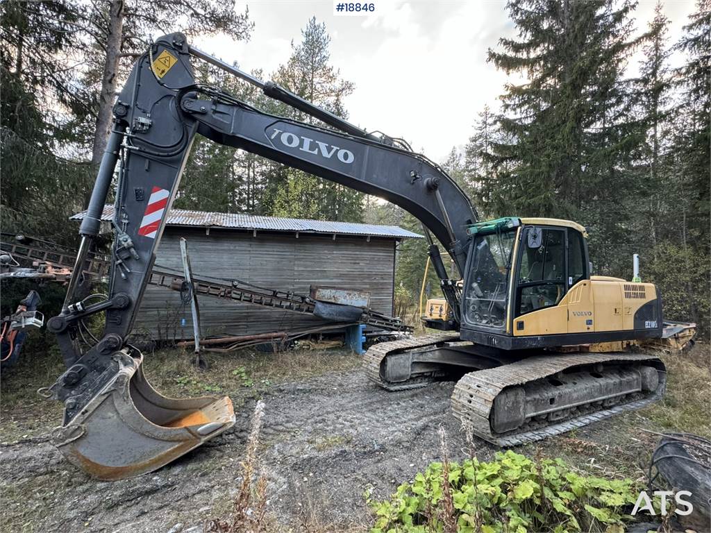 Volvo EC210CL Tracked excavator w/ tilt and 2 buckets WA