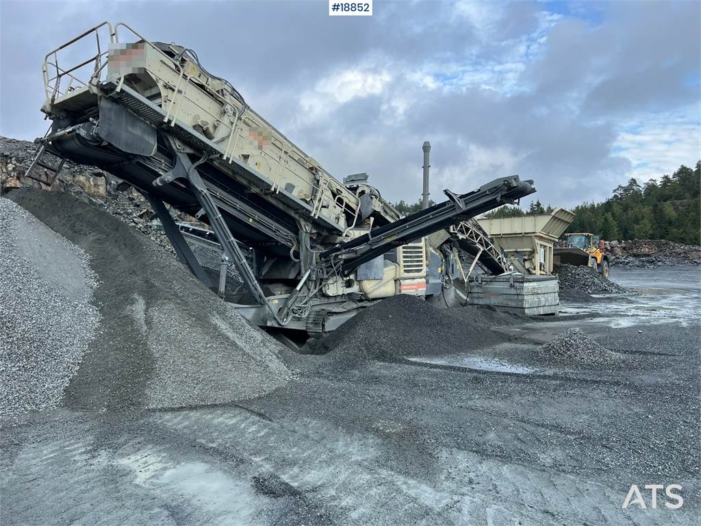 Metso Lokotrack LT220D crusher w/ screen, box and belt