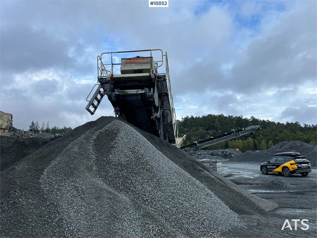 Metso Lokotrack LT220D crusher w/ screen, box and belt