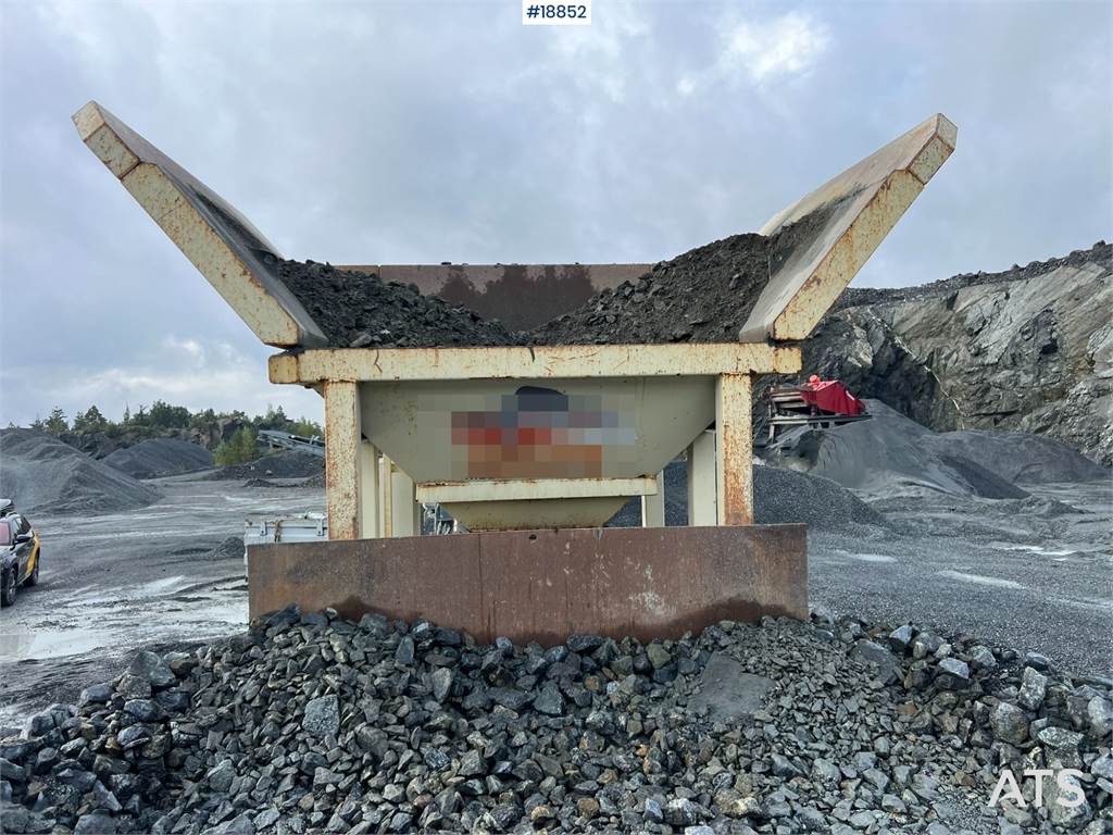 Metso Lokotrack LT220D crusher w/ screen, box and belt