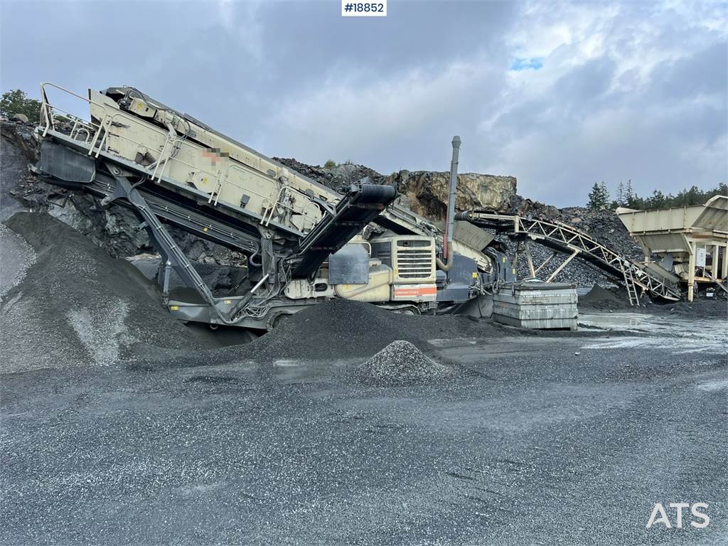 Metso Lokotrack LT220D crusher w/ screen, box and belt