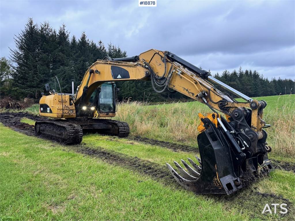 CAT 323D