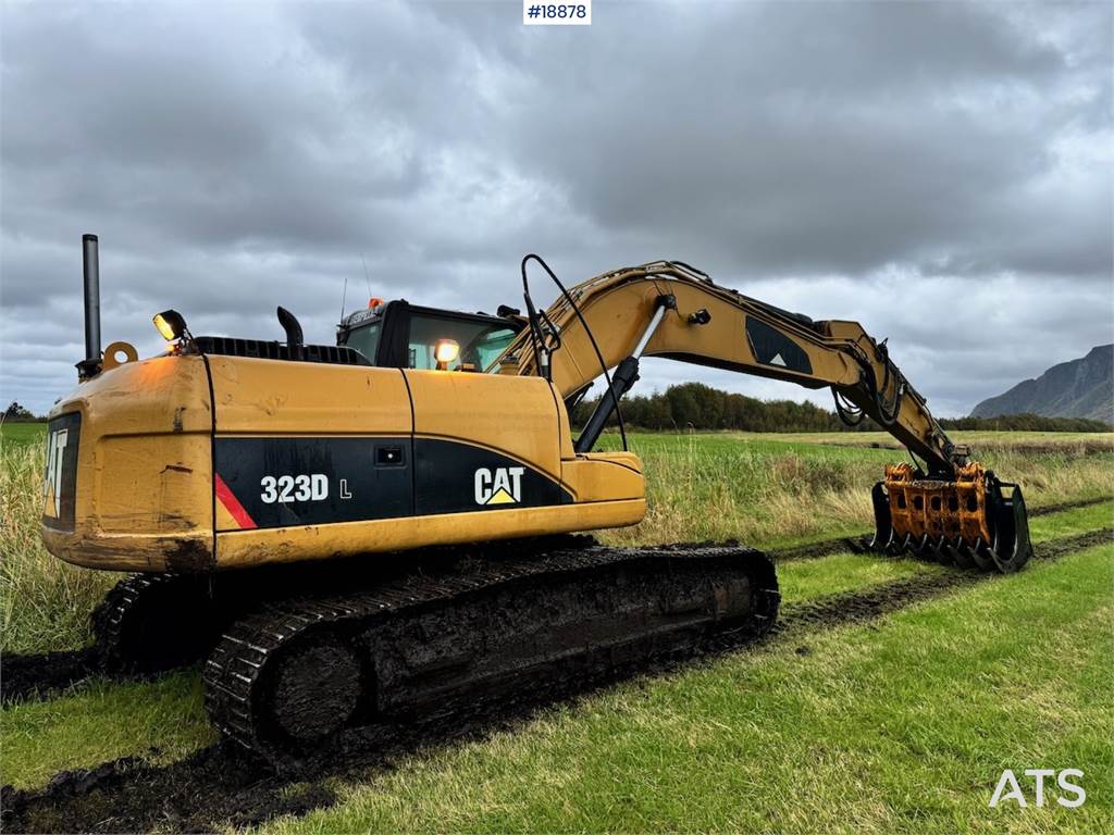 CAT 323D