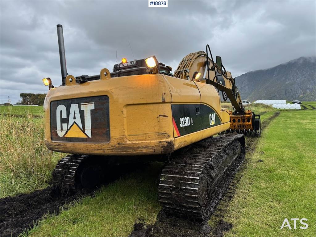 CAT 323D