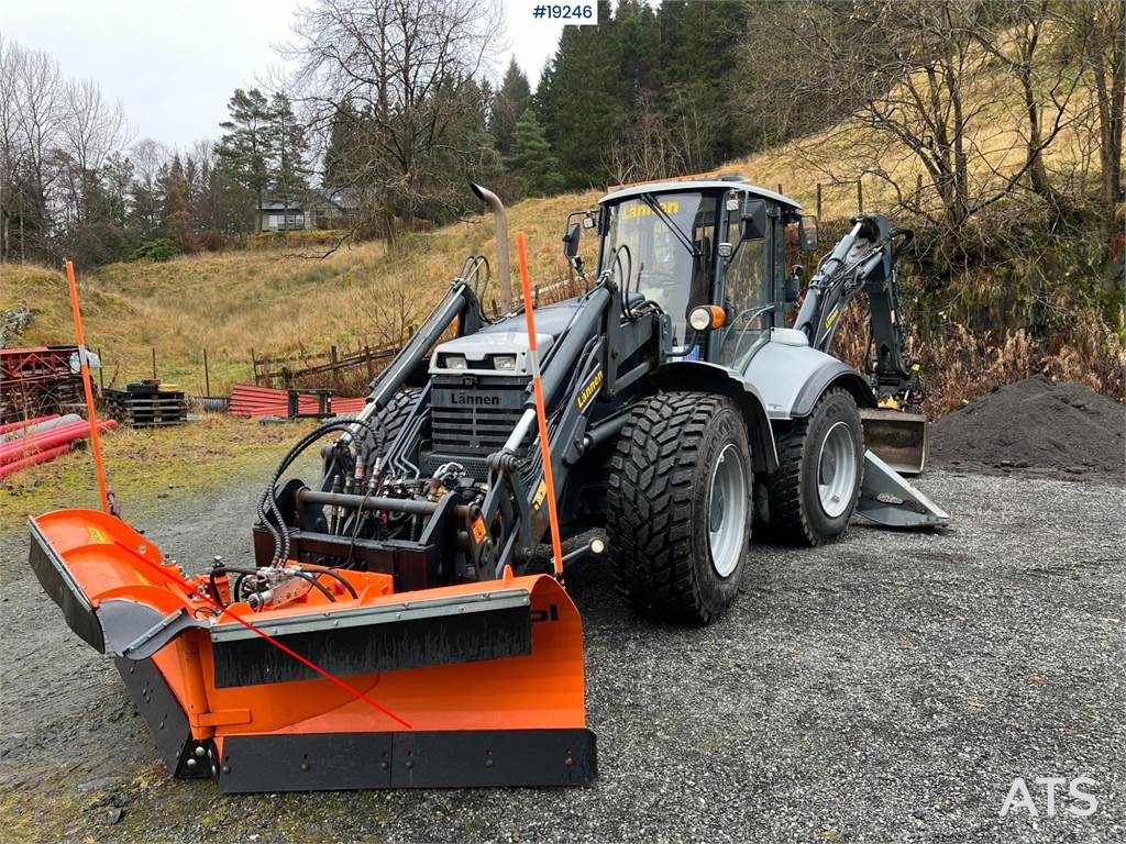 Lännen 8600i Backhoe w/ Rototilt, Bucket, Pinch, sanding