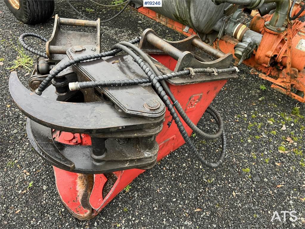 Lännen 8600i Backhoe w/ Rototilt, Bucket, Pinch, sanding