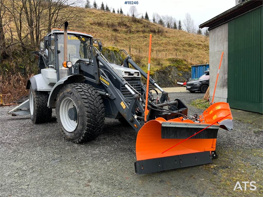 Lännen 8600i Backhoe w/ Rototilt, Bucket, Pinch, sanding