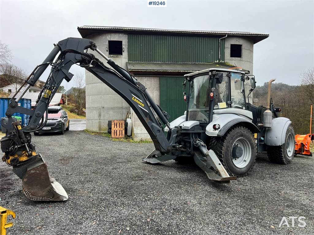 Lännen 8600i Backhoe w/ Rototilt, Bucket, Pinch, sanding