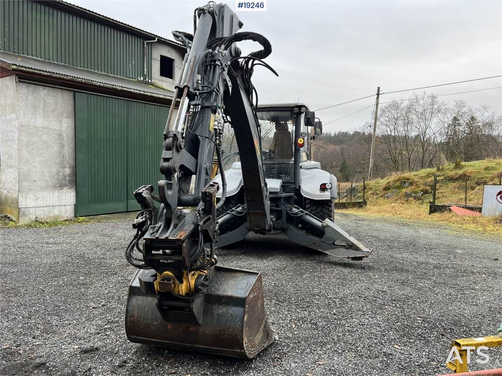 Lännen 8600i Backhoe w/ Rototilt, Bucket, Pinch, sanding