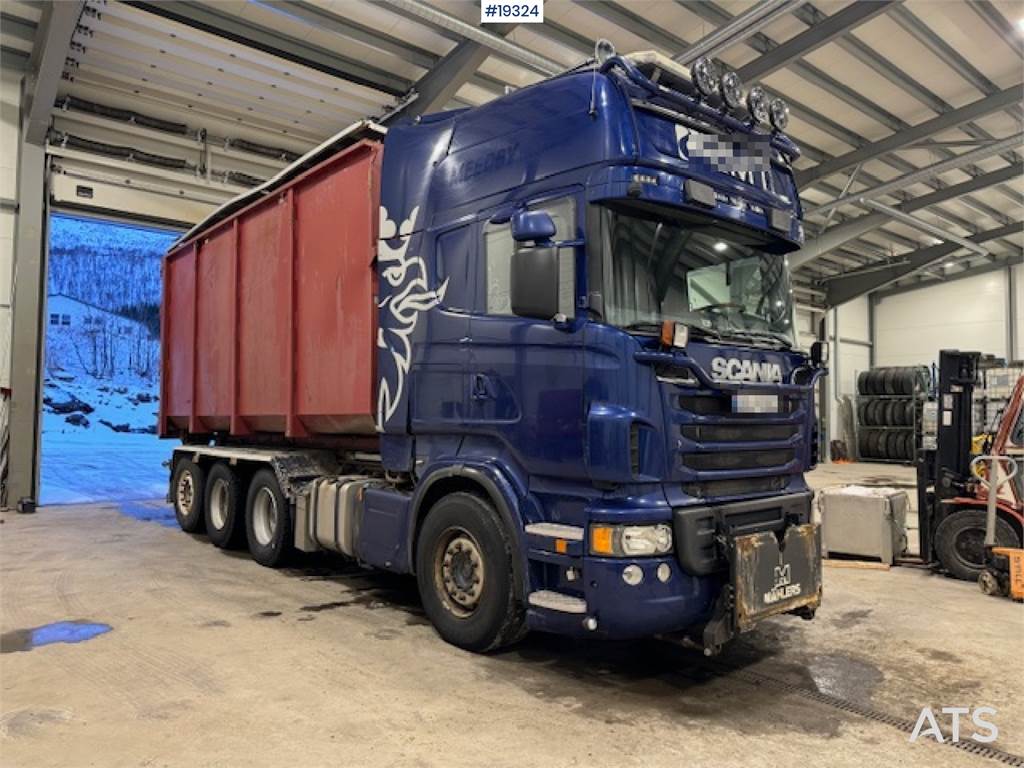 Scania R730 8x4 tridem plow rigged hook truck