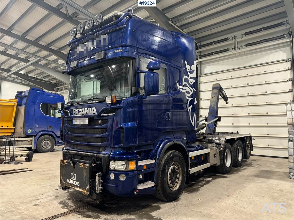 Scania R730 8x4 tridem plow rigged hook truck