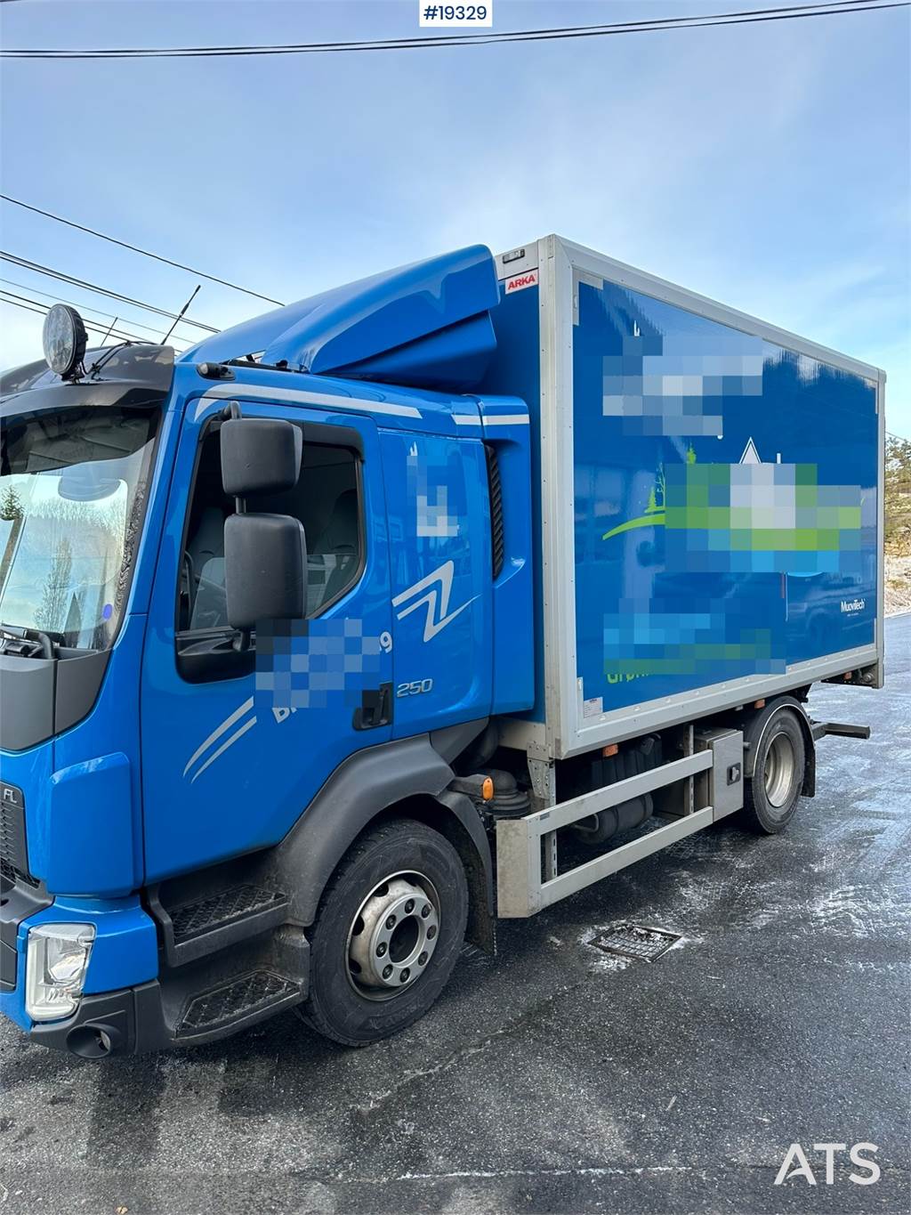 Volvo FL250 4x2 box truck w/ lift