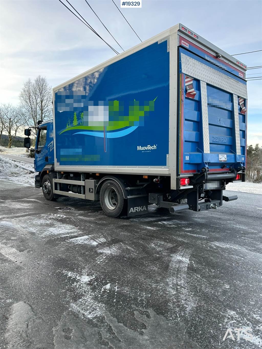 Volvo FL250 4x2 box truck w/ lift