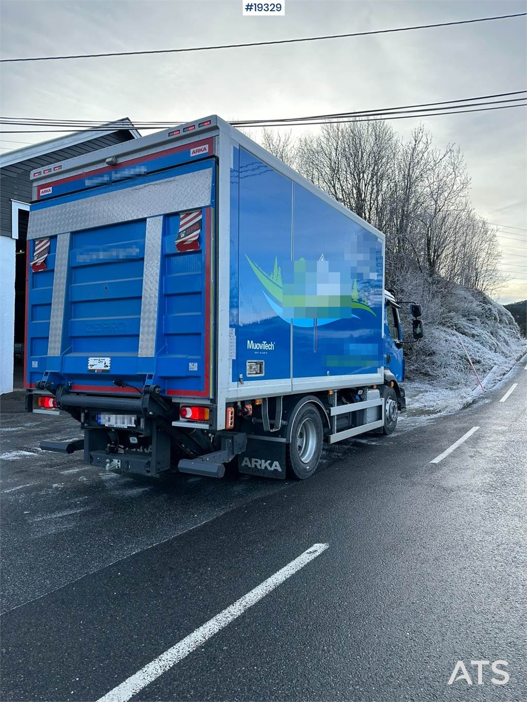 Volvo FL250 4x2 box truck w/ lift