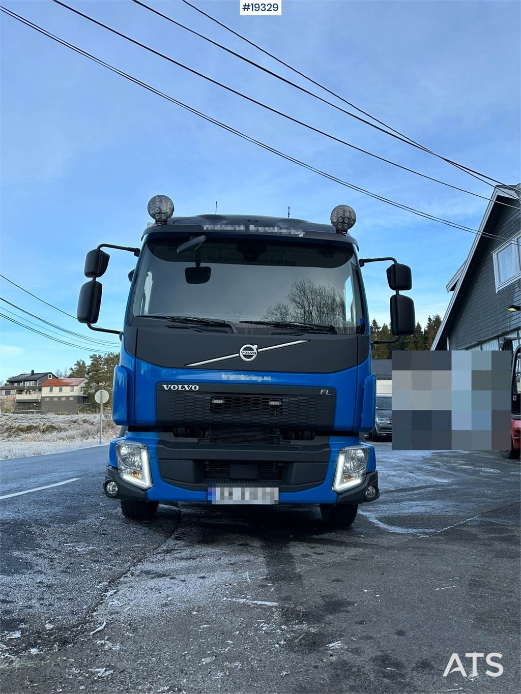 Volvo FL250 4x2 box truck w/ lift