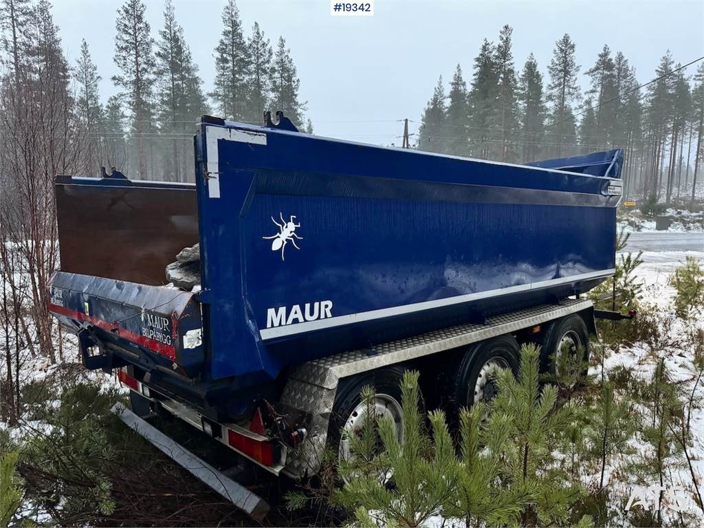 Maur trailer.