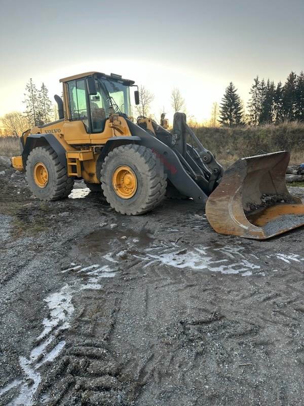 Volvo L110F Wheel Loader w/ Bucket and Pallet Forks.