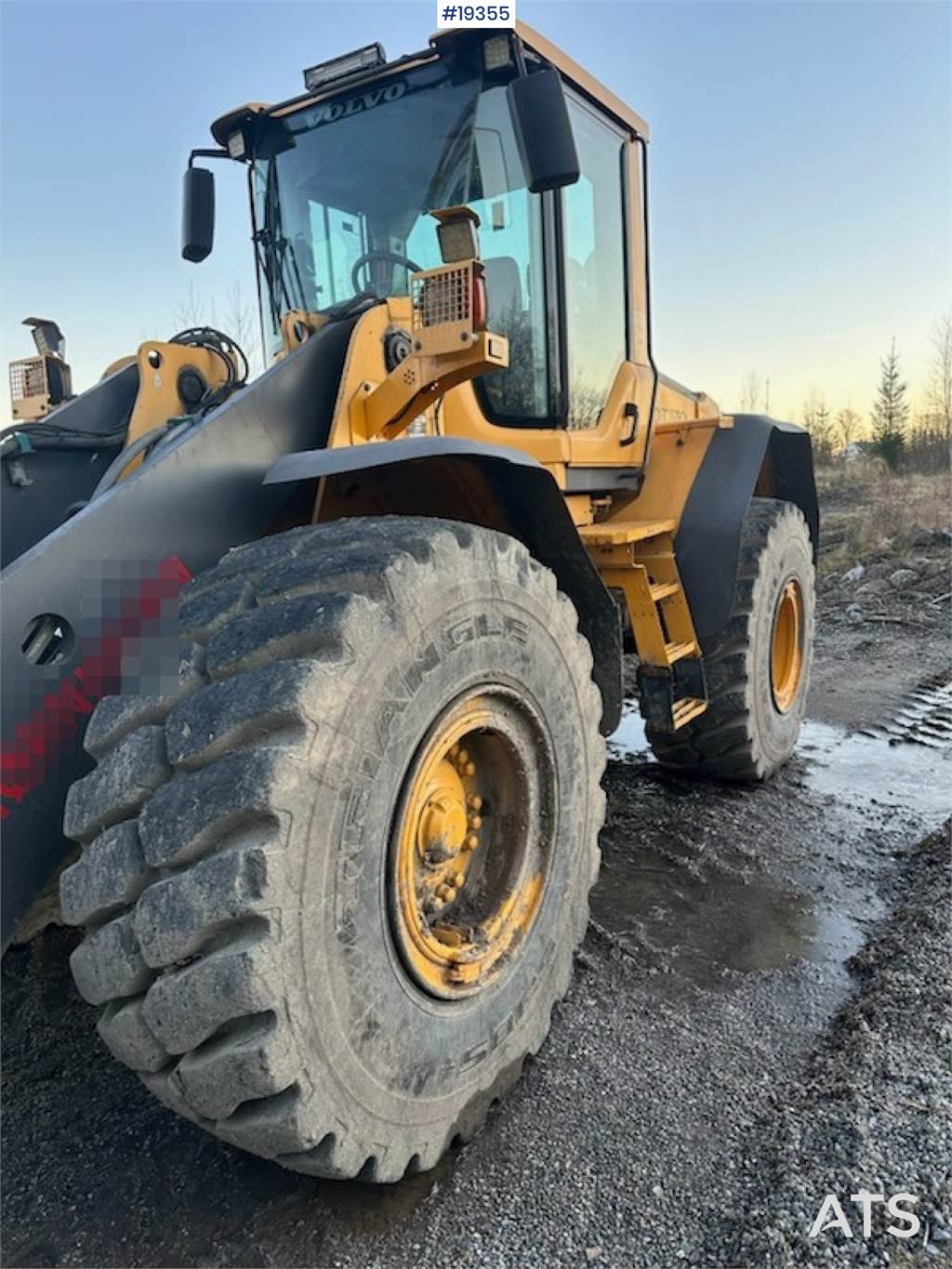 Volvo L110F Wheel Loader w/ Bucket and Pallet Forks.