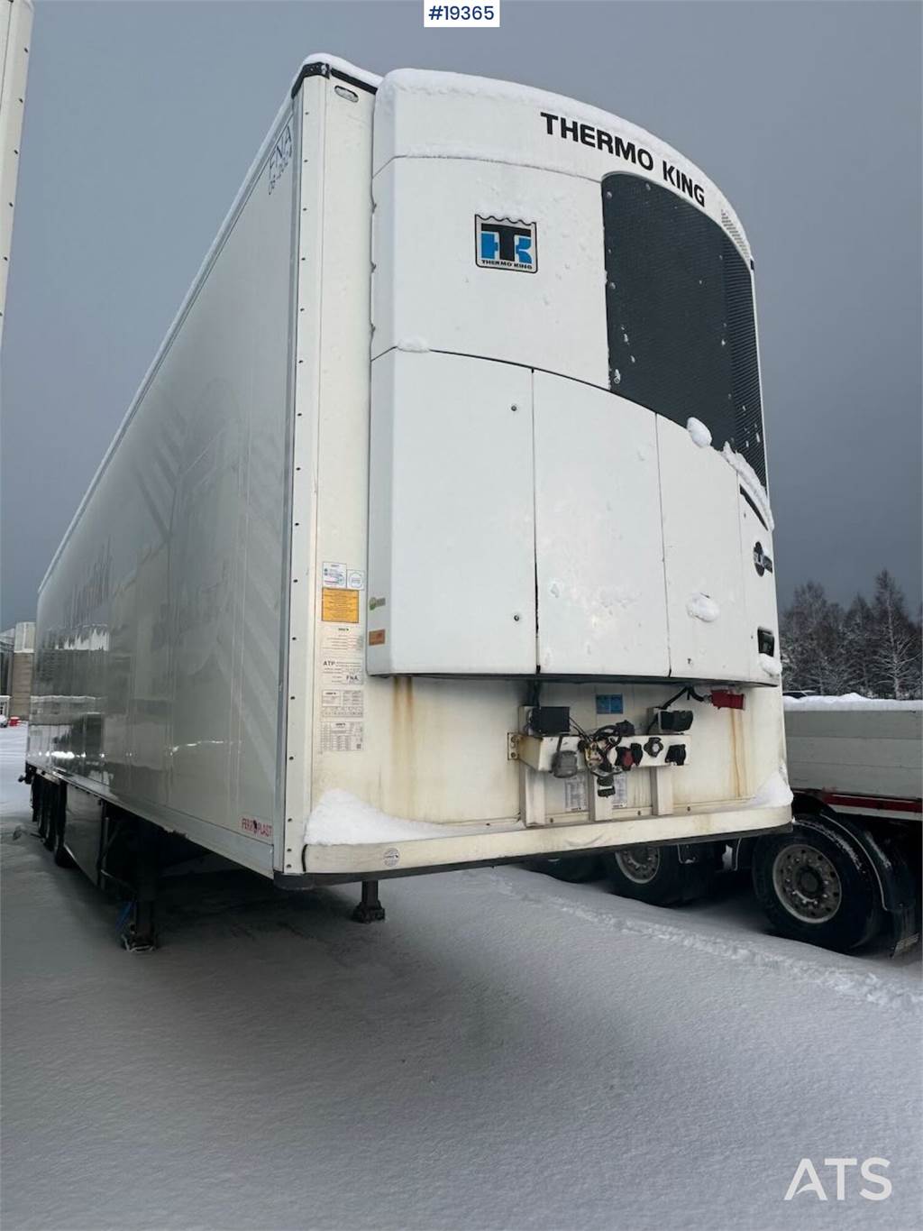 Schmitz Cargobull Closed semi-trailer w/ refrigerator/freezer unit