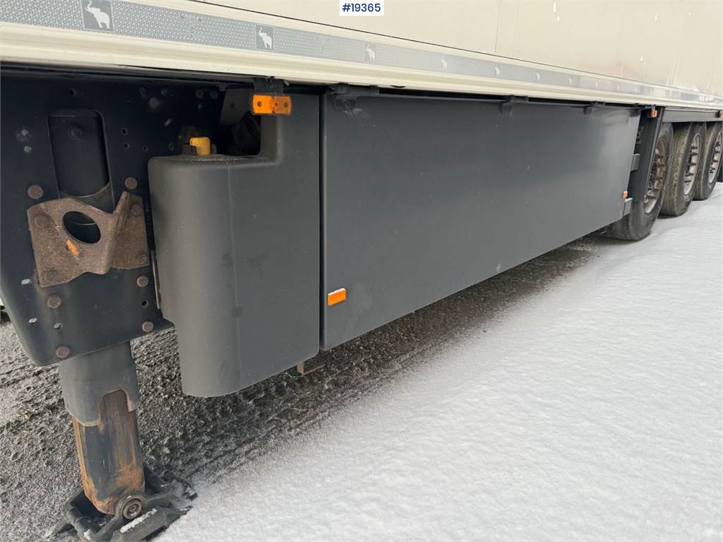 Schmitz Cargobull Closed semi-trailer w/ refrigerator/freezer unit