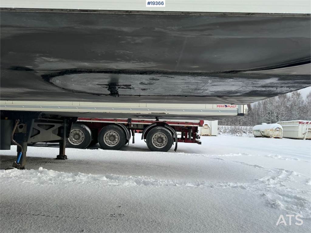 Schmitz Cargobull closed semi-trailer w/ Carrier aggregate and lift