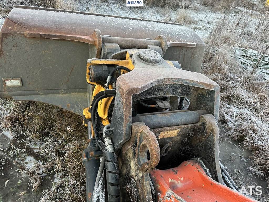 Hitachi ZX210LC-6 excavator w/ GPS, two buckets, rototilt