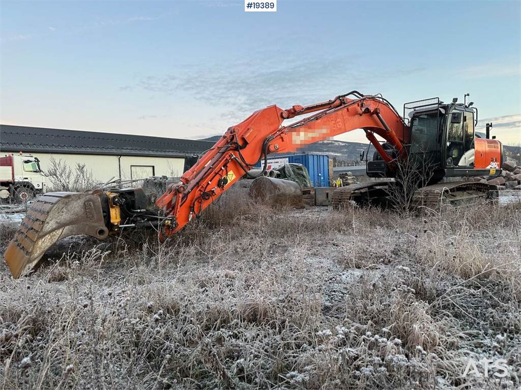 Hitachi ZX210LC-6 excavator w/ GPS, two buckets, rototilt