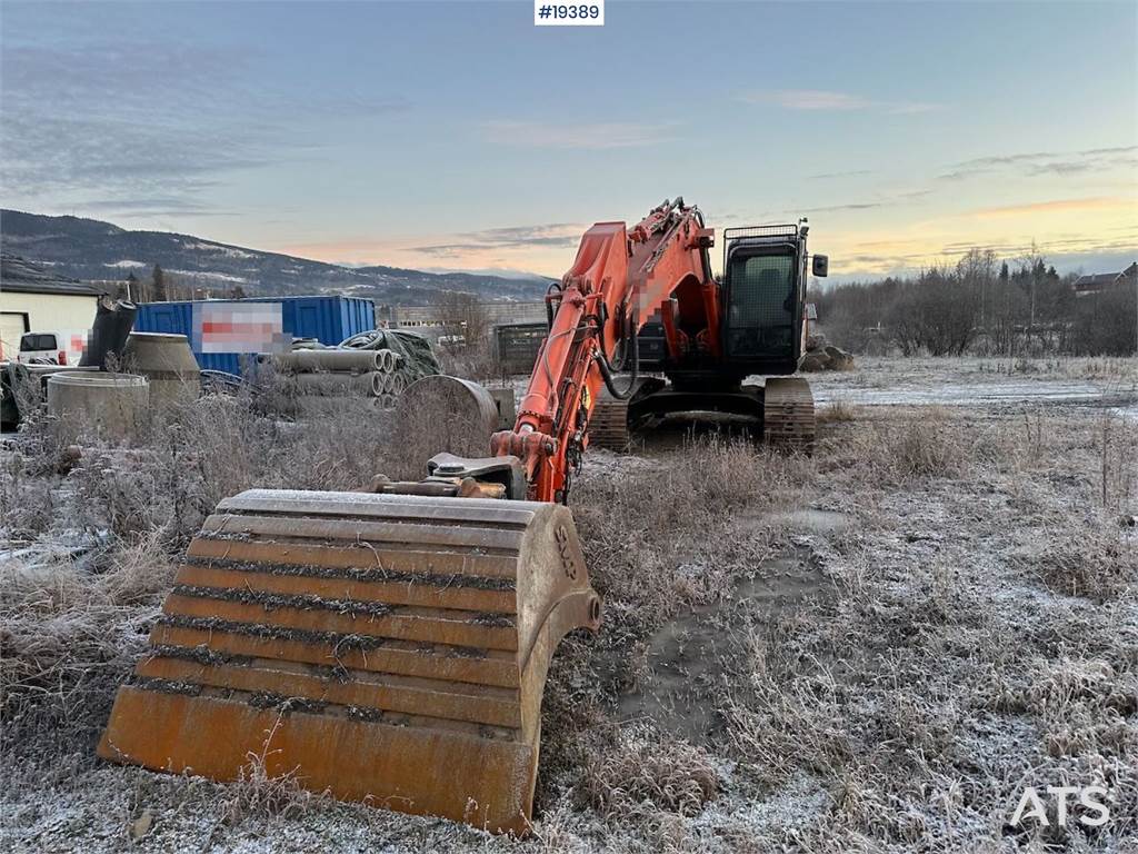 Hitachi ZX210LC-6 excavator w/ GPS, two buckets, rototilt