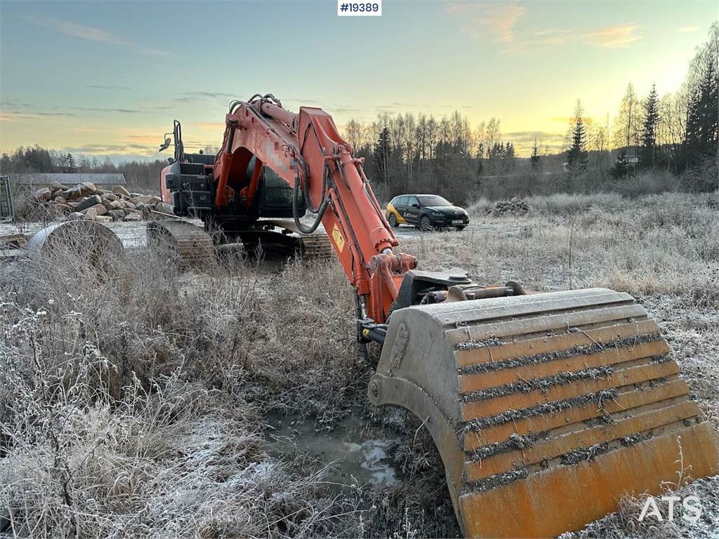 Hitachi ZX210LC-6 excavator w/ GPS, two buckets, rototilt