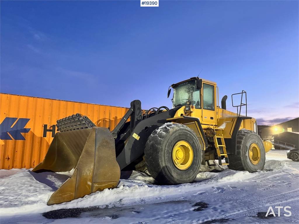 Volvo L220E Wheel Loader w/ Bucket, Scale and Printer.