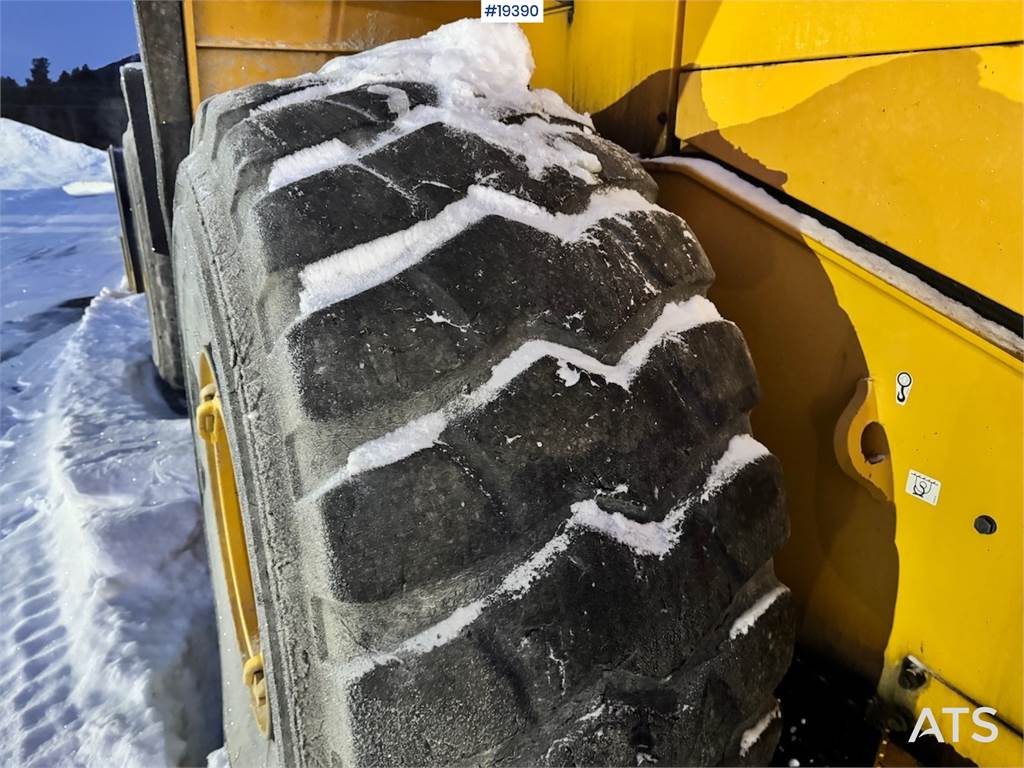 Volvo L220E Wheel Loader w/ Bucket, Scale and Printer.