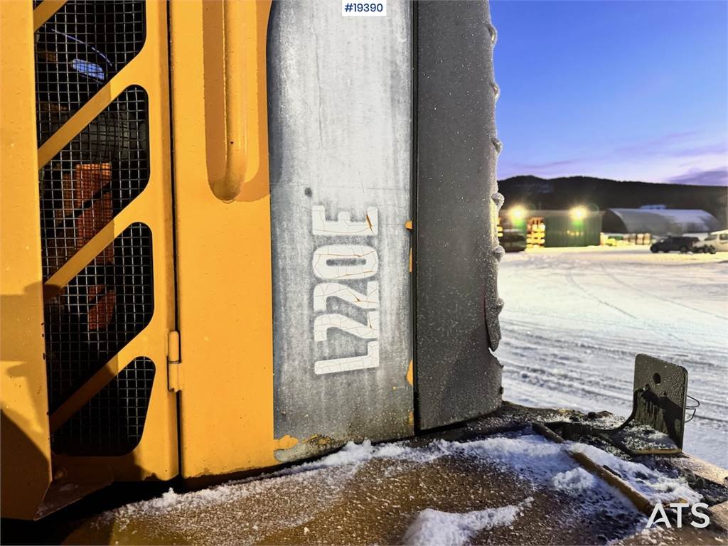 Volvo L220E Wheel Loader w/ Bucket, Scale and Printer.