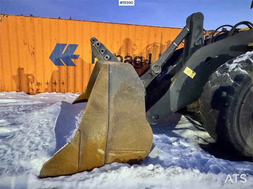 Volvo L220E Wheel Loader w/ Bucket, Scale and Printer.