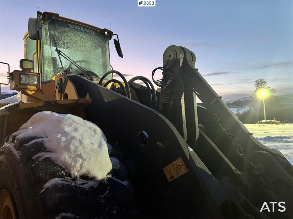 Volvo L220E Wheel Loader w/ Bucket, Scale and Printer.