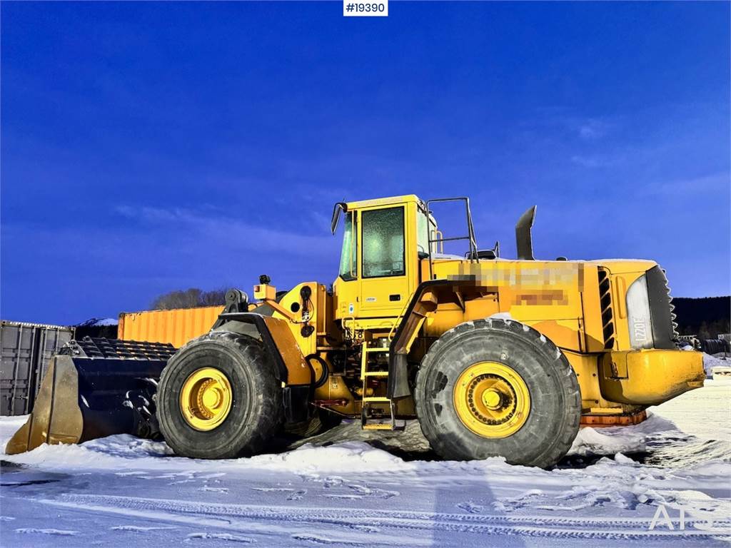 Volvo L220E Wheel Loader w/ Bucket, Scale and Printer.