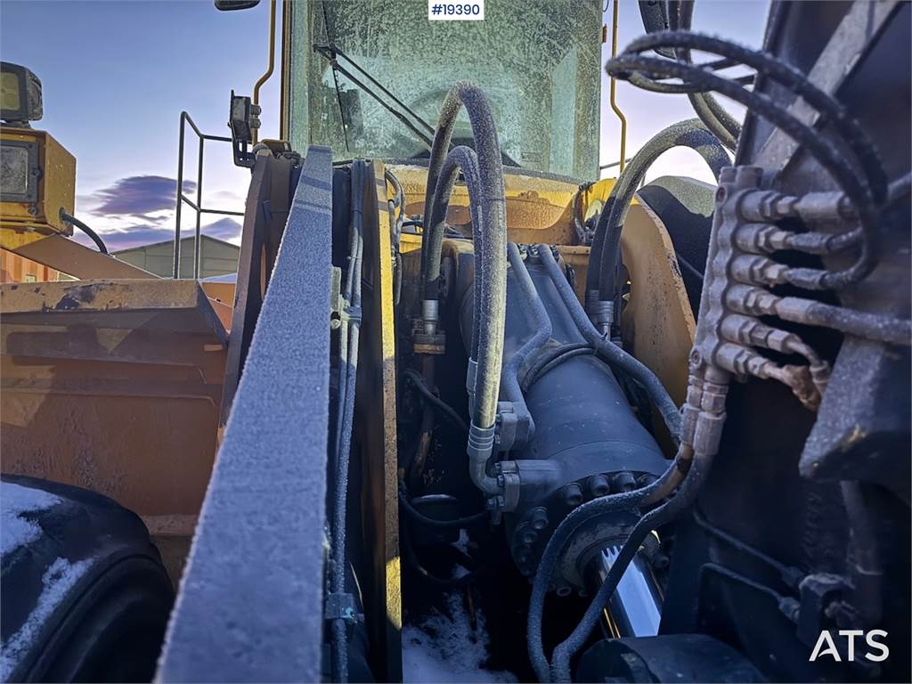 Volvo L220E Wheel Loader w/ Bucket, Scale and Printer.