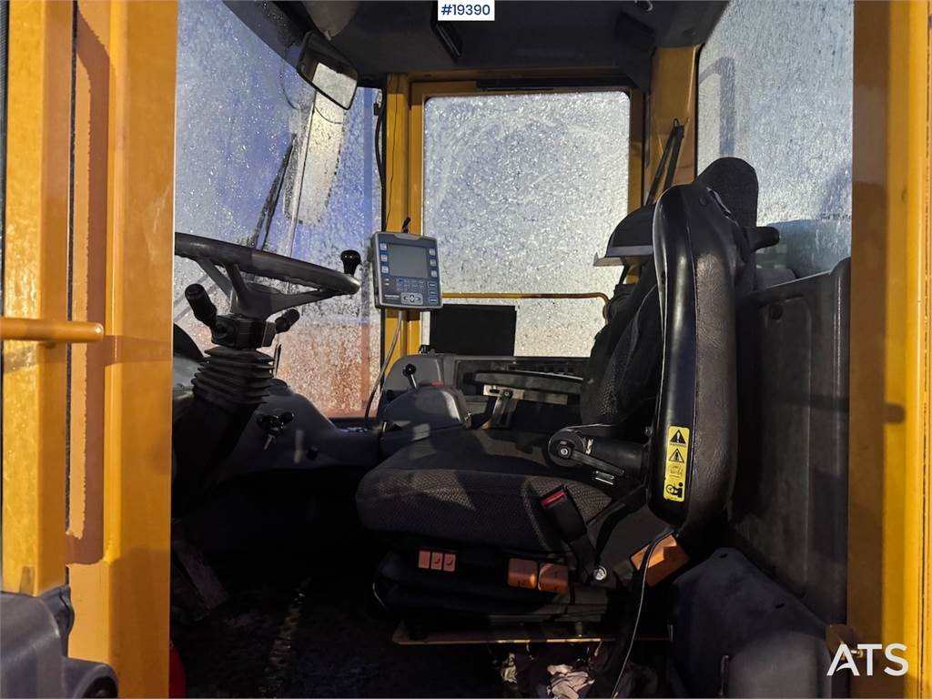 Volvo L220E Wheel Loader w/ Bucket, Scale and Printer.