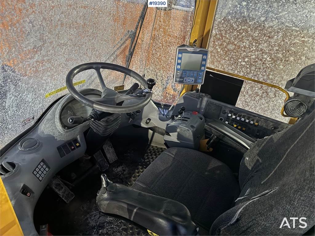 Volvo L220E Wheel Loader w/ Bucket, Scale and Printer.