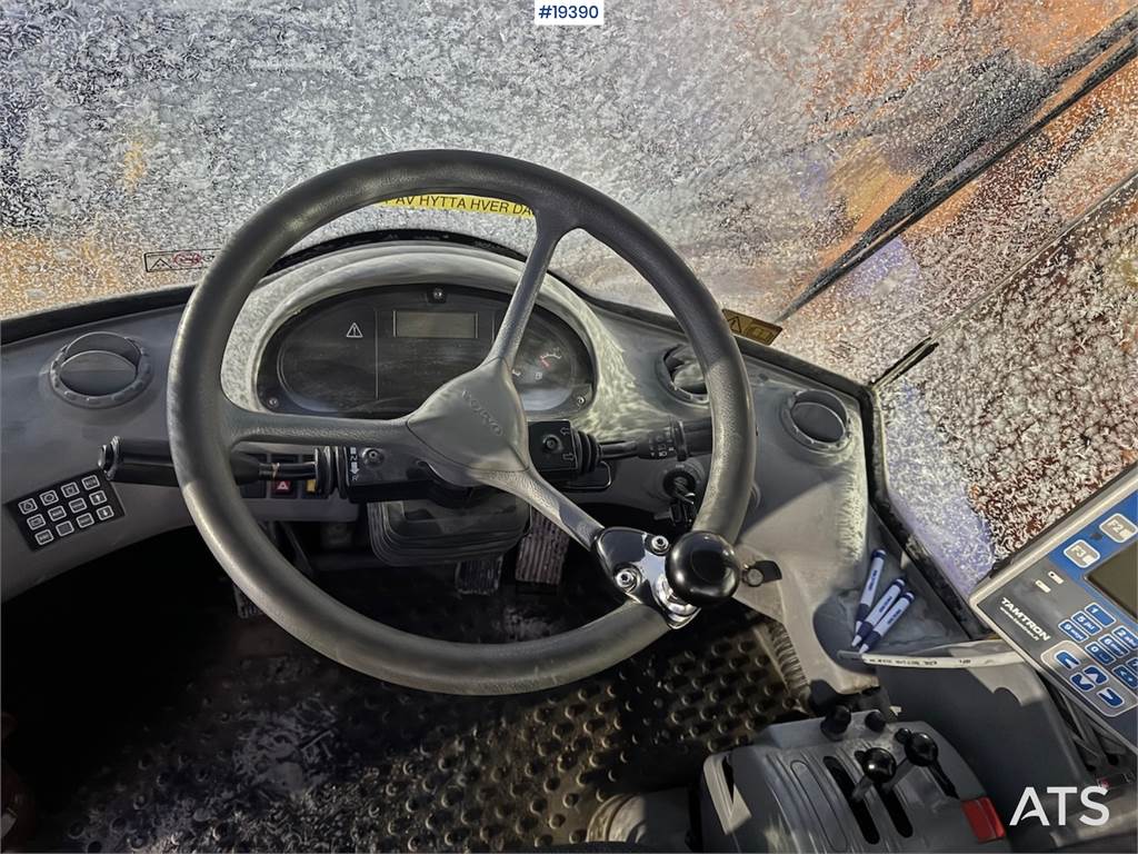 Volvo L220E Wheel Loader w/ Bucket, Scale and Printer.