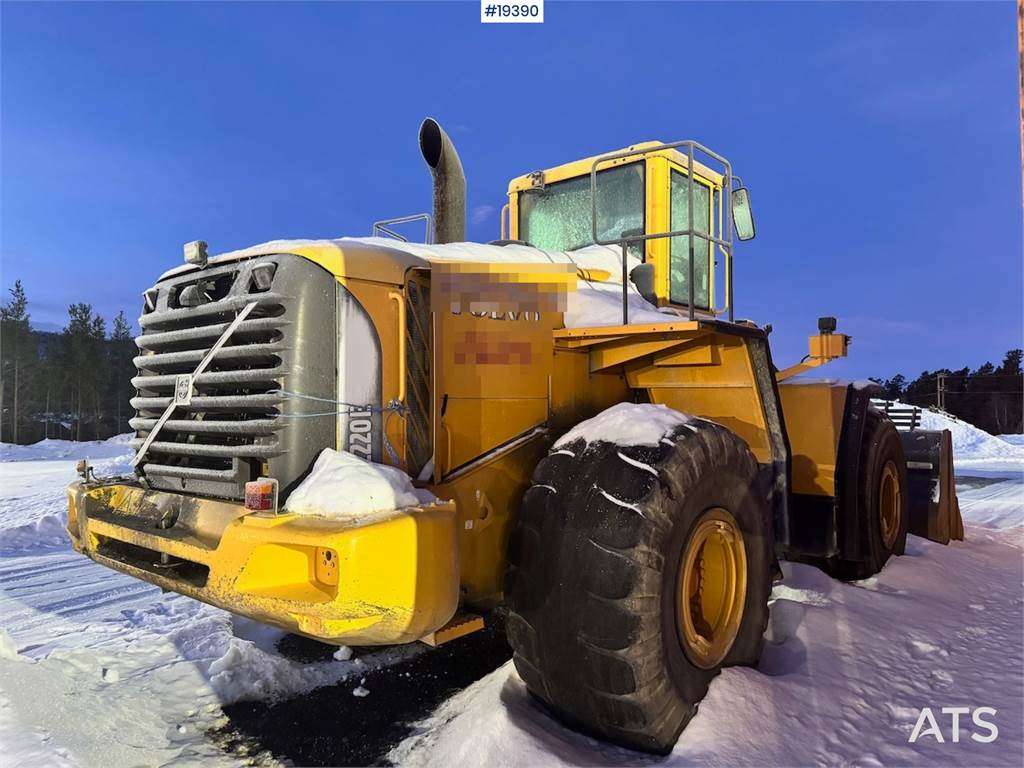 Volvo L220E Wheel Loader w/ Bucket, Scale and Printer.