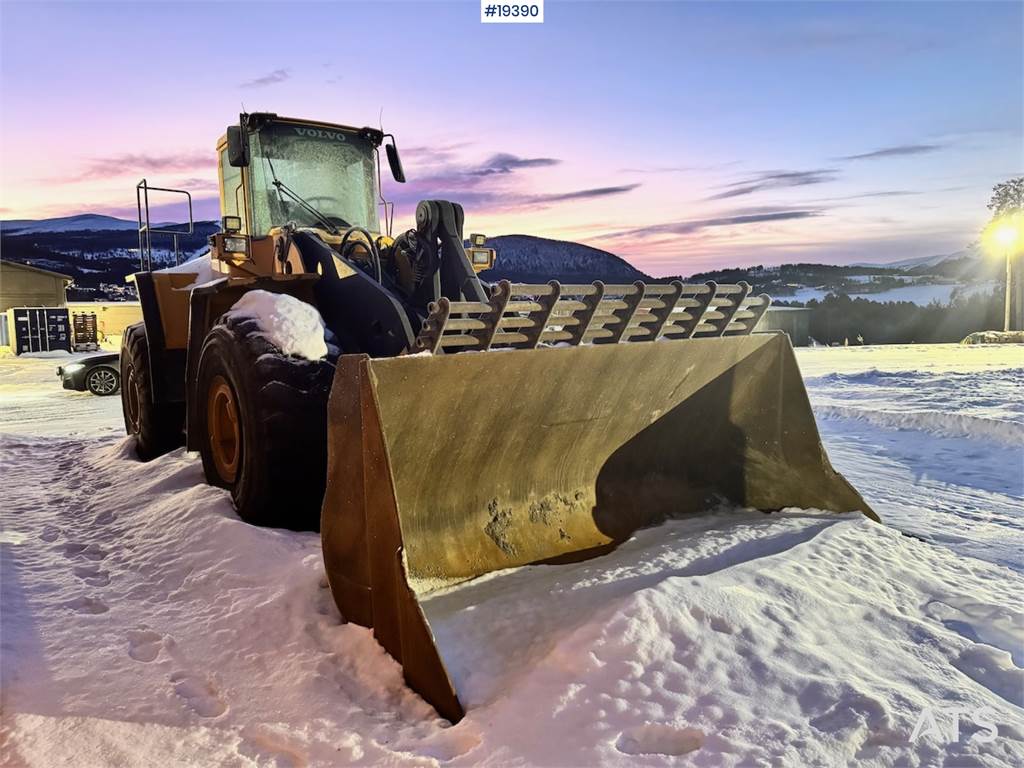 Volvo L220E Wheel Loader w/ Bucket, Scale and Printer.